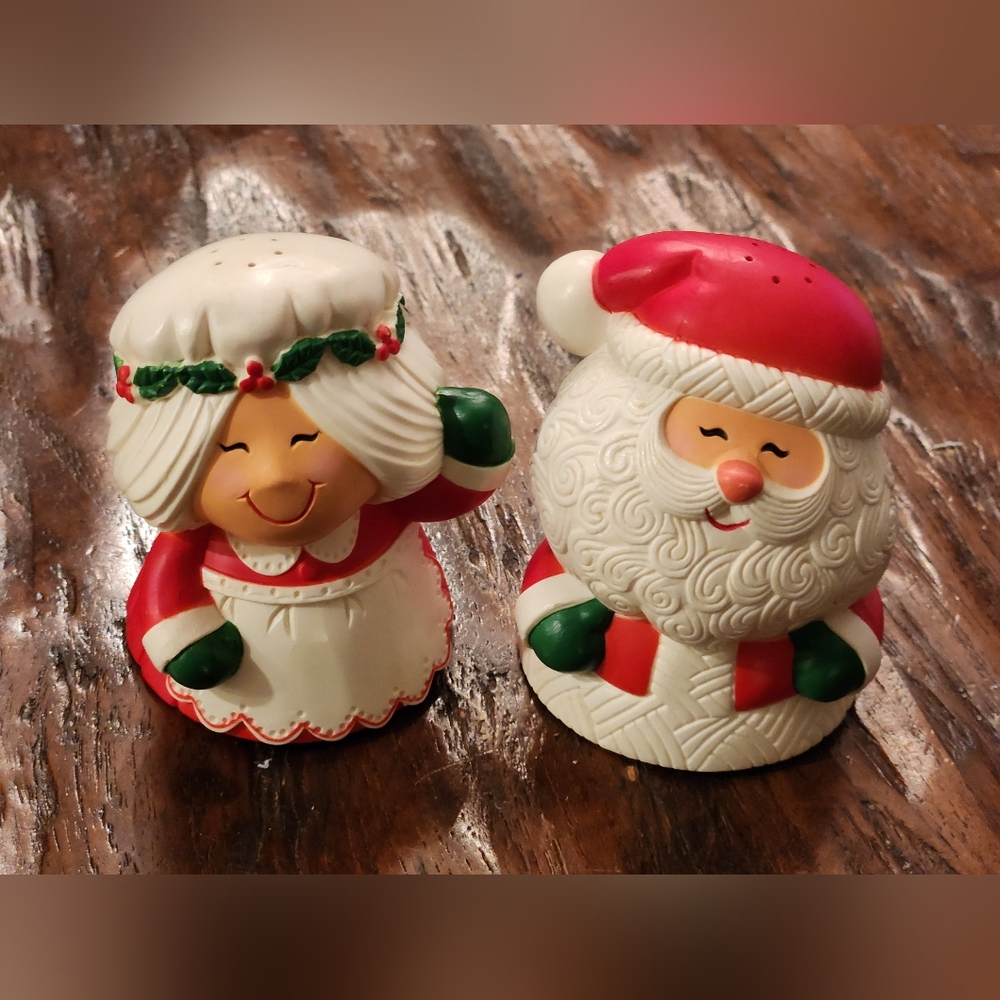 Vintage Hallmark Mr. & Mrs. Santa Claus Salt Pepper Shakers 1970s